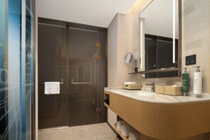 Deluxe Room, 1 King Bed | Bathroom