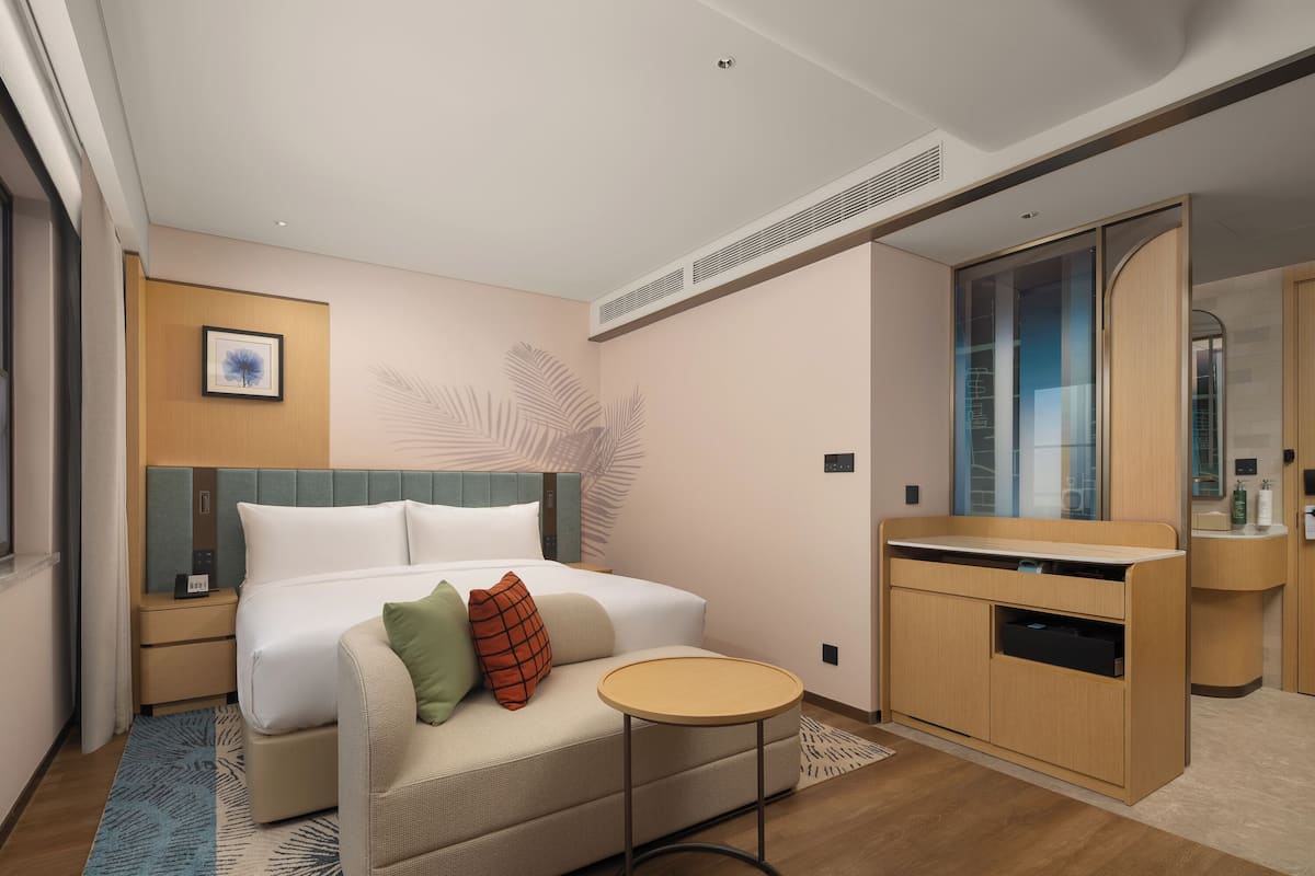Premium bedding, down duvets, free minibar items, in-room safe