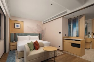 Comfort Room, 1 King Bed | Premium bedding, down comforters, free minibar items, in-room safe