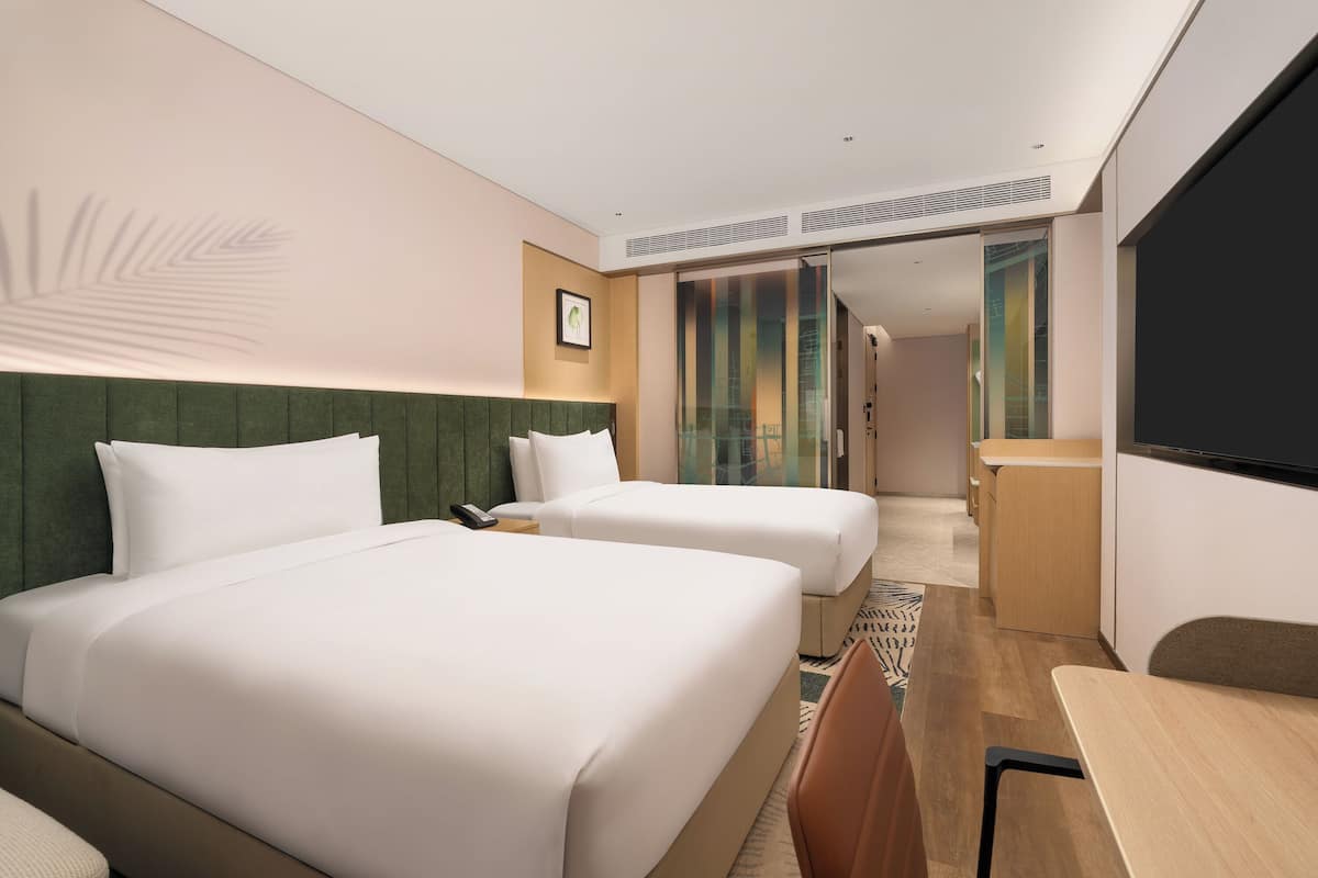 Premium bedding, down duvets, free minibar items, in-room safe