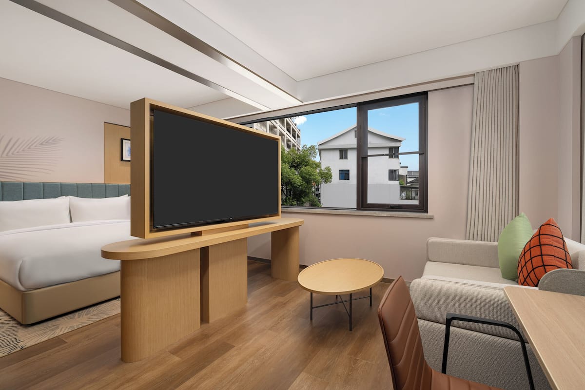 Premium bedding, down duvets, free minibar items, in-room safe