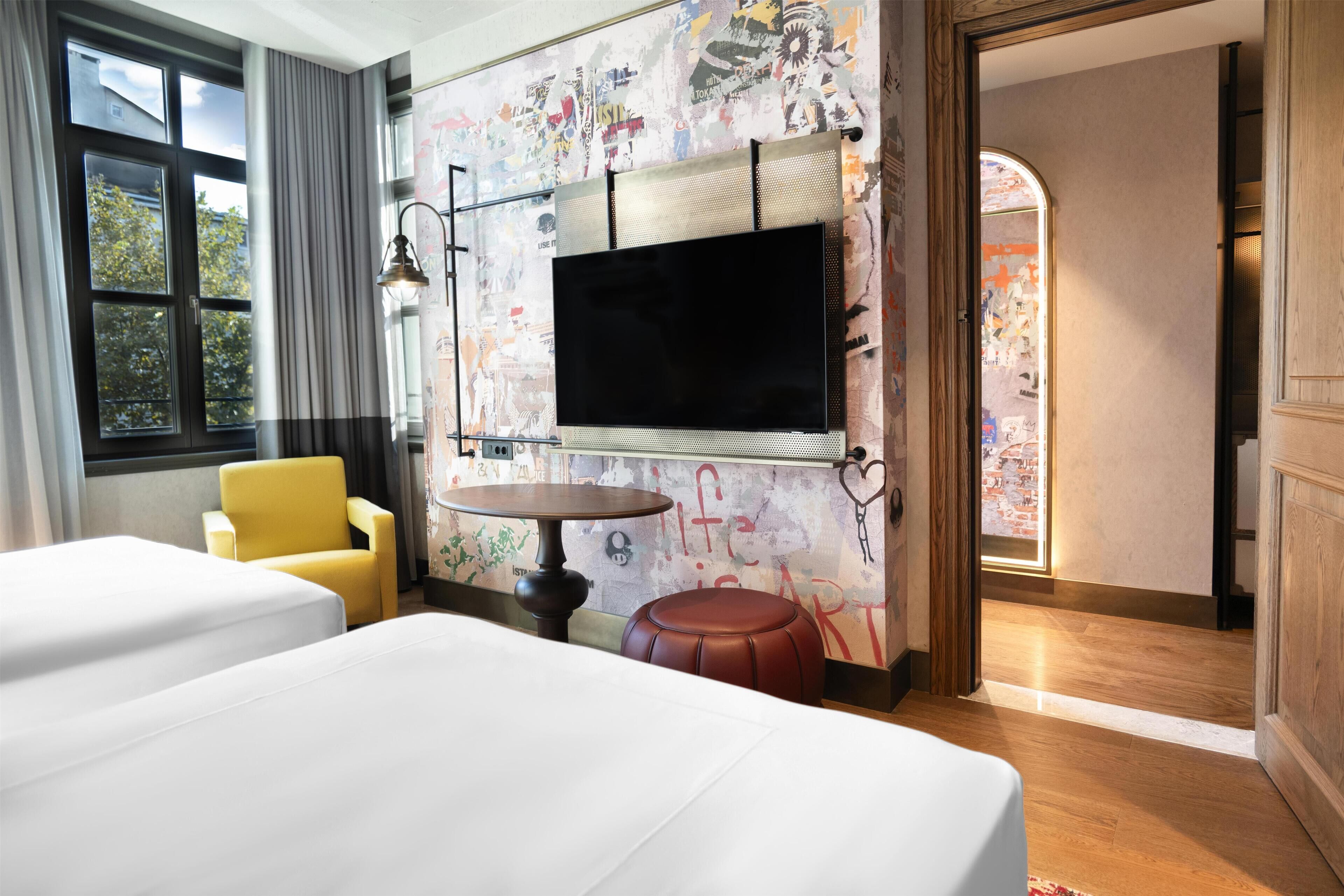 ファミリー ルーム キングベッド 1 台 コネ クティングルーム | 低刺激性寝具、ミニバー、セーフティボックス (室内)、遮光カーテン