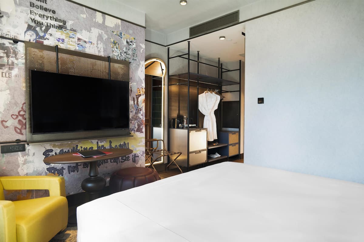 Hypo-allergenic bedding, minibar, in-room safe, laptop workspace