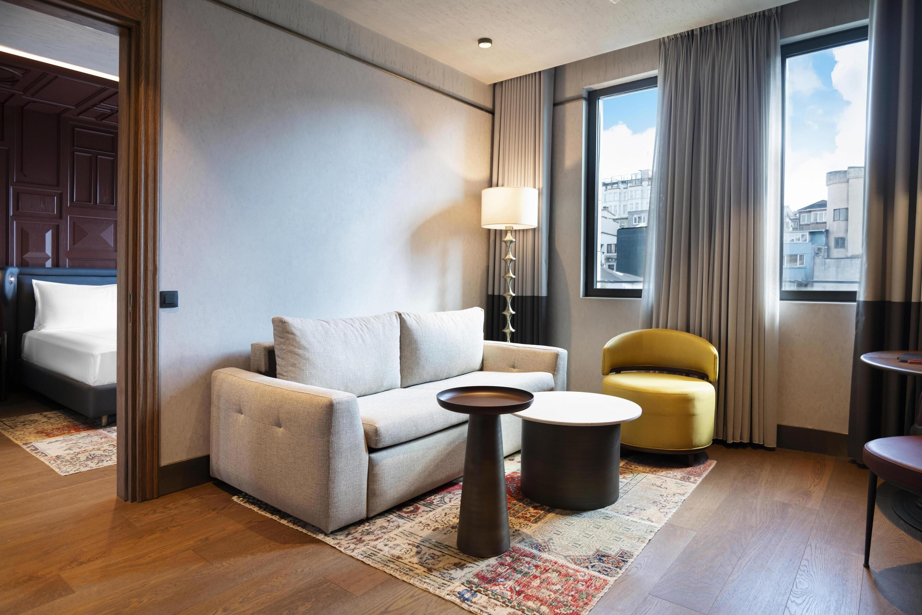 Suite, 1 Bedroom | Living area