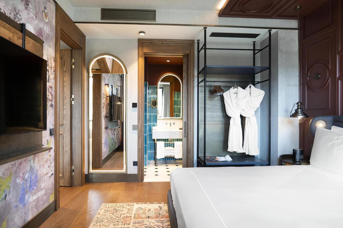 Suite, 1 Bedroom | Hypo-allergenic bedding, minibar, in-room safe, blackout drapes