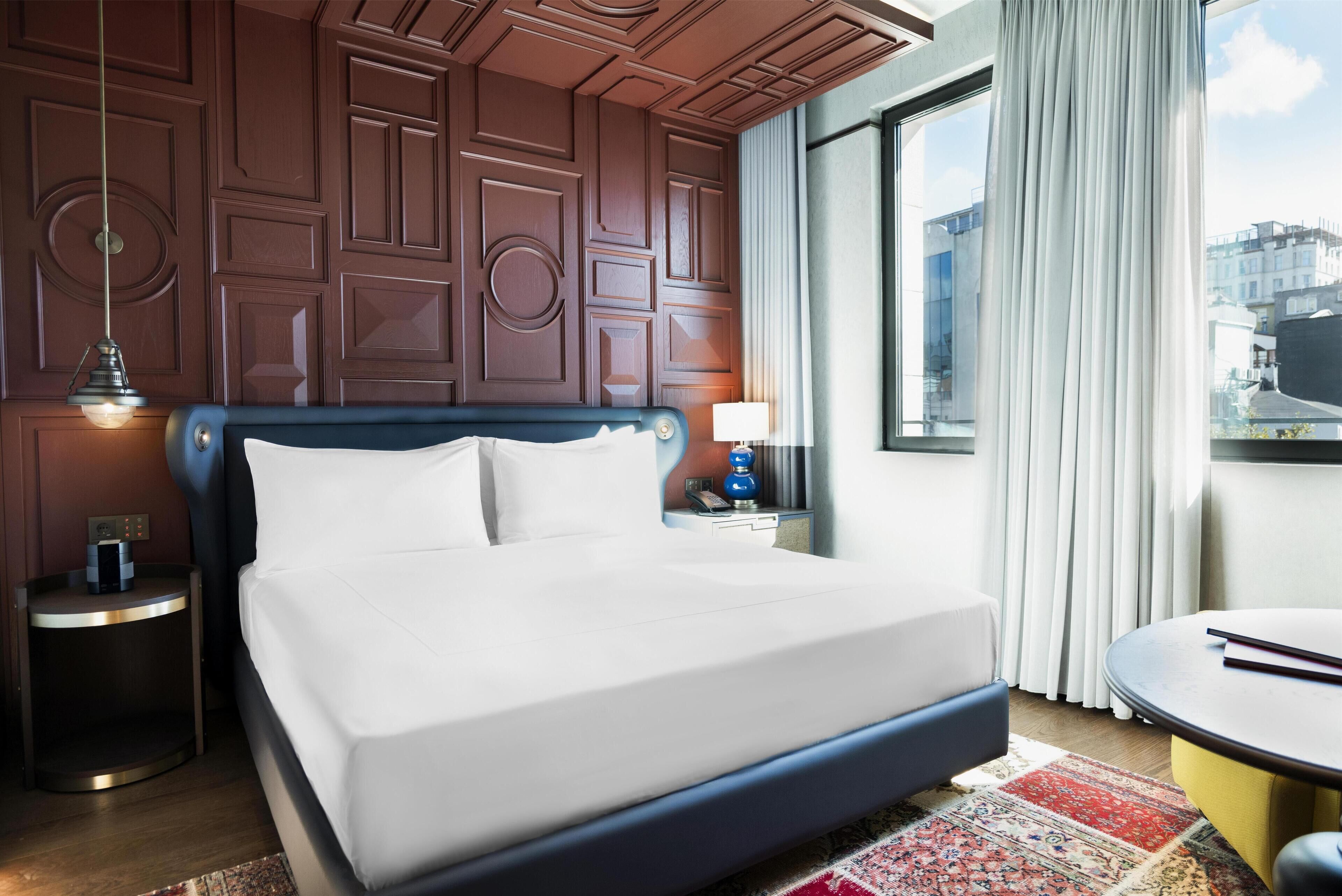 ルーム キングベッド 1 台 | 低刺激性寝具、ミニバー、セーフティボックス (室内)、遮光カーテン