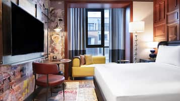 Room, 1 King Bed (Bay Window) | Hypo-allergenic bedding, minibar, in-room safe, laptop workspace