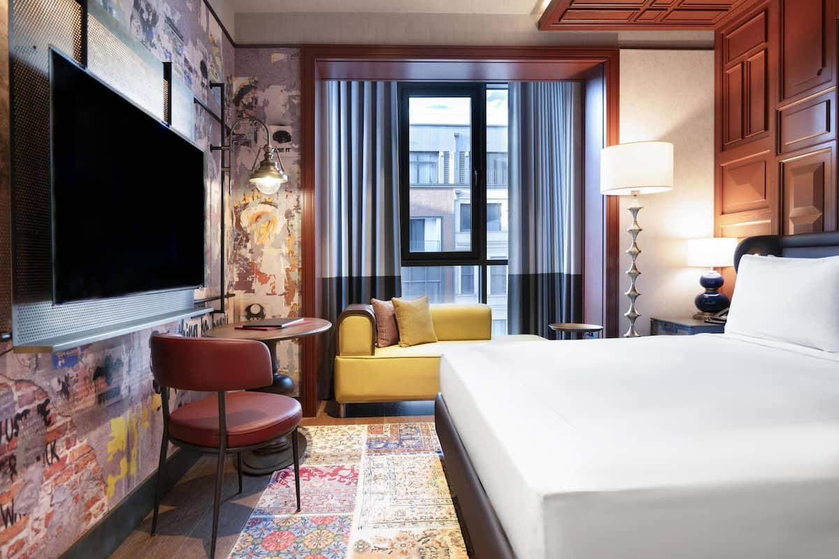 Room, 1 King Bed (Bay Window) | Hypo-allergenic bedding, minibar, in-room safe, blackout drapes