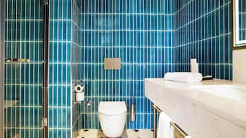 Shower, hydromassage showerhead, free toiletries, hair dryer