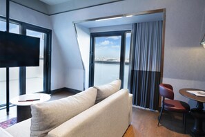 Suite, 1 Schlafzimmer, Terrasse | Wohnbereich