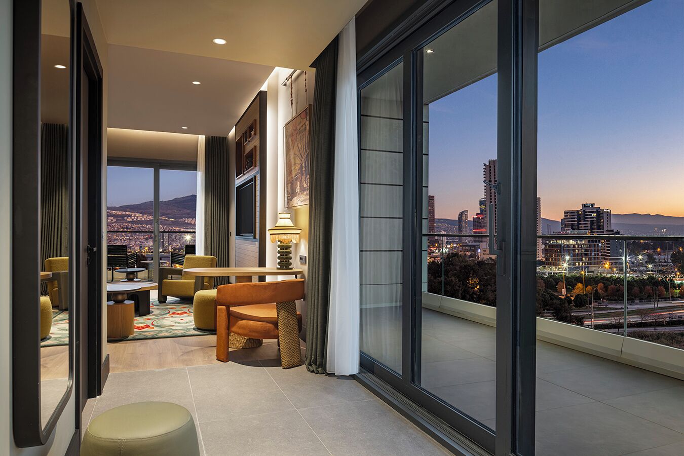 Suite, 1 kingsize-seng, terrasse, hjørnerom (Izmir) | Oppholdsområde | En 55-tommers LED-TV med digitale kanaler