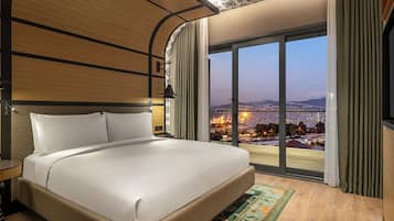 Süit, 1 En Büyük (King) Boy Yatak, Teras, Köşe (Izmir) | Minibar, odada kasa, masa, ses yalıtımı