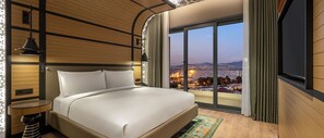 Suite, 1 kingsize-seng, terrasse, hjørnerom (Izmir) | Minibar, safe på rommet, skrivebord og lydisolert