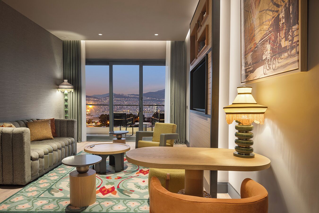 Suite, 1 King-Bett, Terrasse, Eckzimmer (Izmir) | Wohnbereich | 55-Zoll-LED-Fernseher mit Digitalempfang