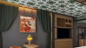 Minibar, caja de seguridad en la habitación y escritorio