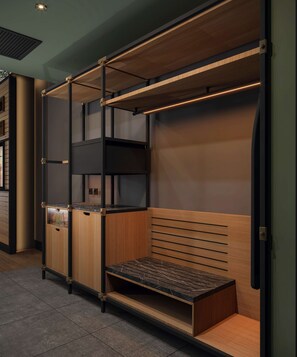 Minibar, in-room safe, desk, soundproofing - Canopy By Hilton Izmir Bomonti (Izmir)