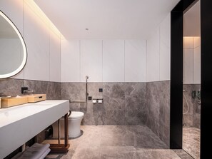 Room, 1 King Bed, Accessible | Bathroom | Slippers - Hilton Garden Inn Huangshan Huizhou (Huangshan)