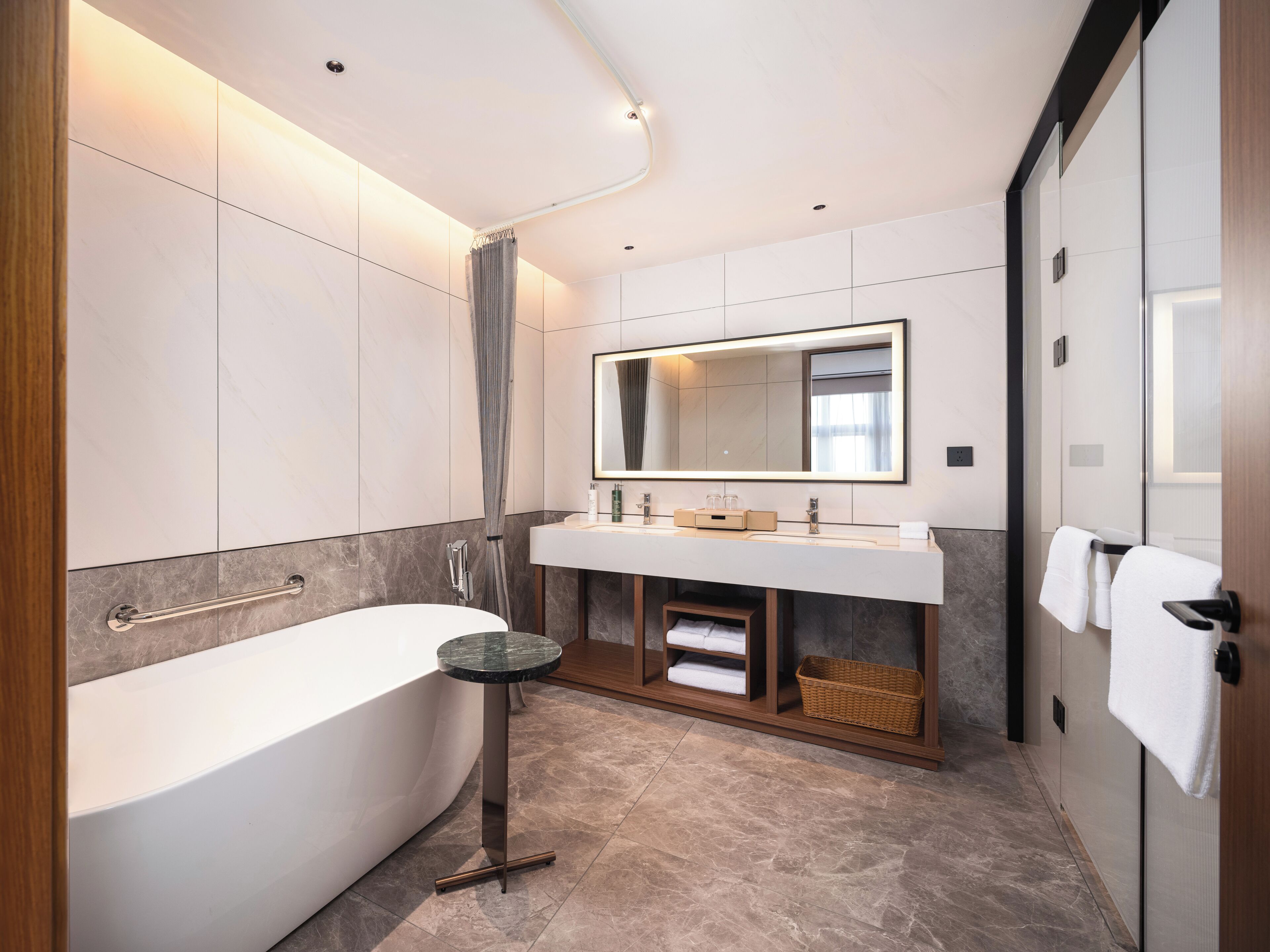 Deluxe Suite, 1 King Bed, River View | Bathroom | Slippers