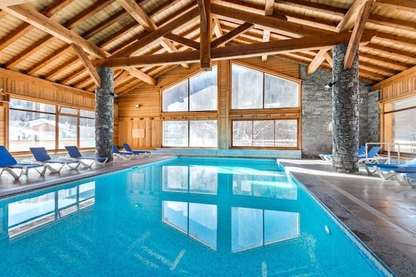Piscina coperta, una piscina riscaldata