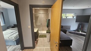 2 chambres, fer et planche à repasser, Wi-Fi gratuit, draps fournis