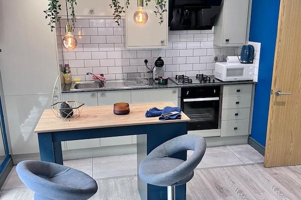 Kühlschrank, Mikrowelle, Ofen, Wasserkocher mit Kaffee-/Teezubehör