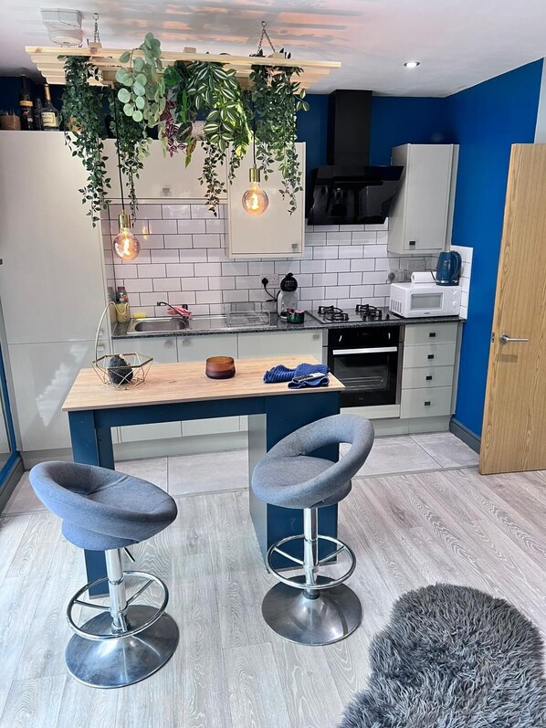 Fridge, microwave, oven, coffee/tea maker