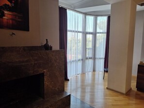 Phòng đôi Deluxe, ban công, quang cảnh sân vườn | Màn/rèm cản sáng, bàn ủi/dụng cụ ủi quần áo 