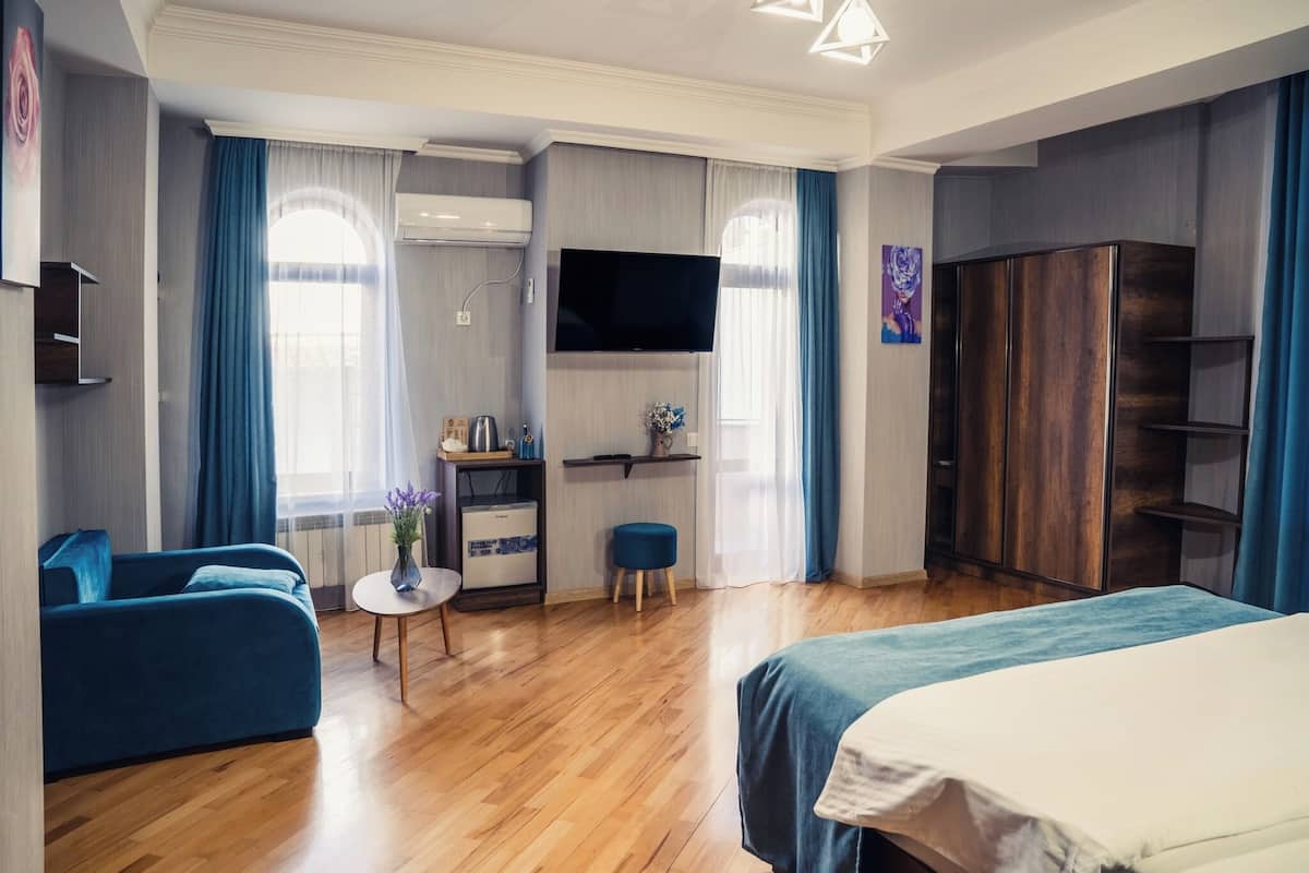 Deluxe Double Room, Balcony, City View | Blackout drapes, iron/ironing board, free WiFi, bed sheets