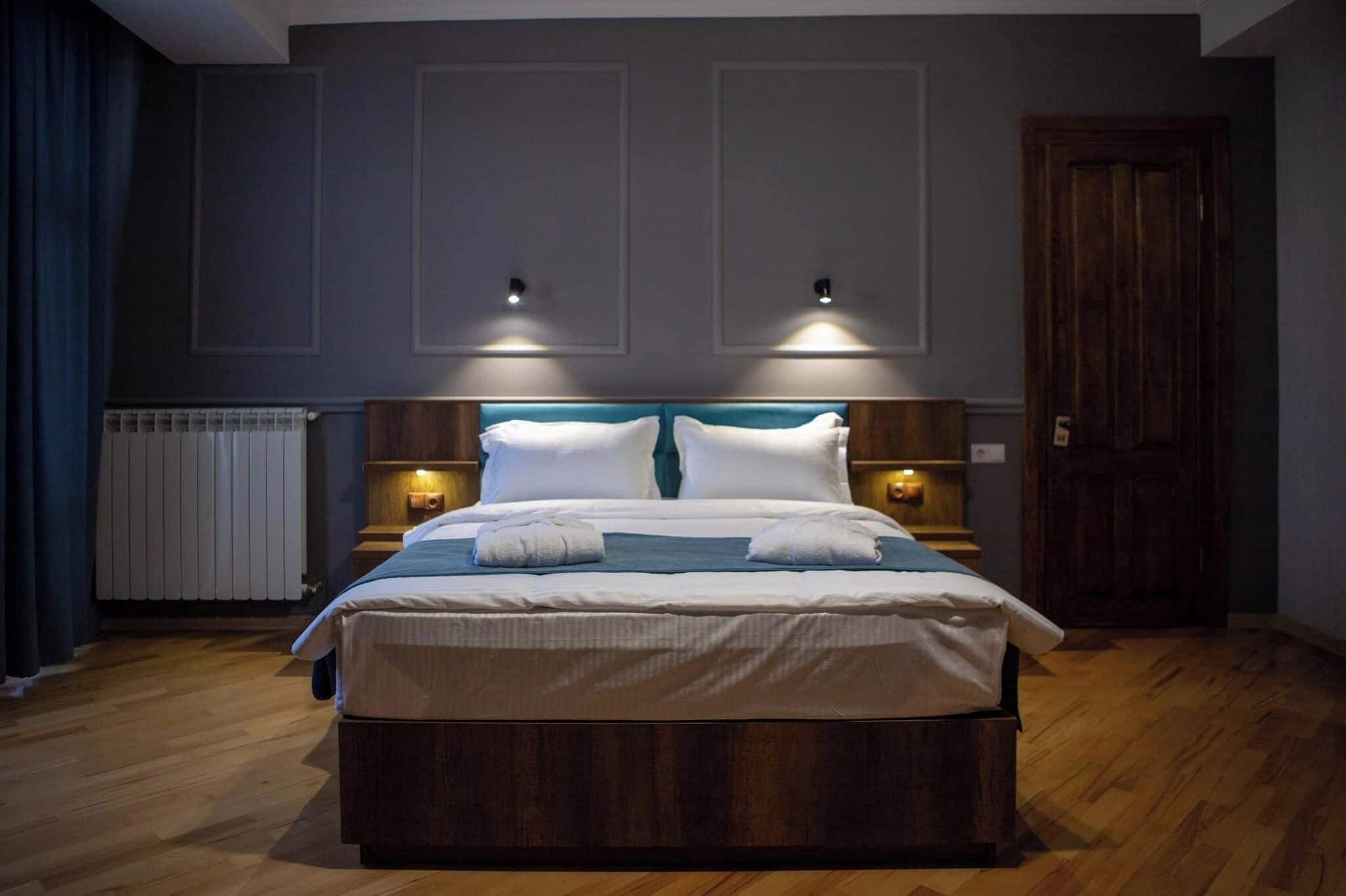 Habitación doble Deluxe, balcón, vista a la ciudad | Cortinas blackout, tabla de planchar con plancha y wifi gratis 