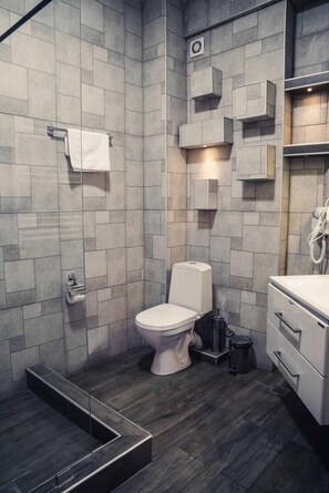 Deluxe Double Room, Balcony, Courtyard View | Bathroom | Free toiletries, hair dryer, slippers, towels - Hugo Boutique Hotel (Tbilisi)