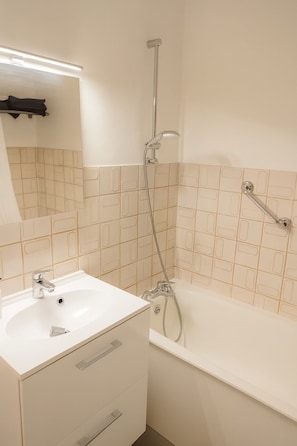 Haartrockner, Handtücher, Seife, Toilettenpapier