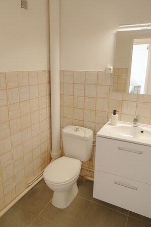 Sèche-cheveux, serviettes fournies, savon, papier toilette