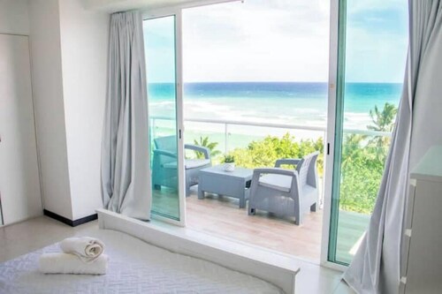 Beautiful 2 bedroom apartment, beach and pool views