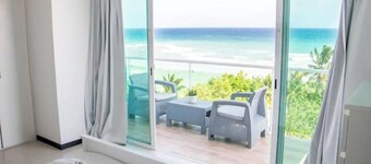 Beautiful 2 bedroom apartment, beach and pool views