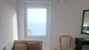 Unclassified image, 5 of 8, button - Ancient atmospheres and modern comfort, between rock and sea (Furore)