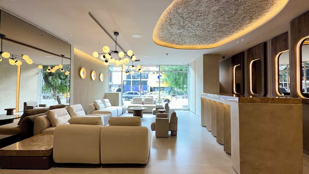 A modern interior with sofas, a coffee table, and a unique ceiling design. - Modern Loft in 85st near Andino (Bogotá)