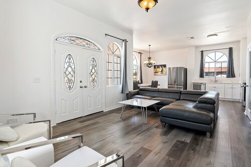 Spacious 4-bed 2.5bath modern apartment in Los Angeles by Universal studio/HW