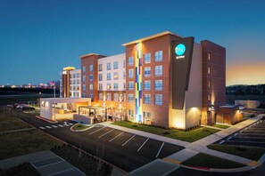 Front of property - evening/night - Home2 Suites By Hilton Spring Hill (Spring Hill)