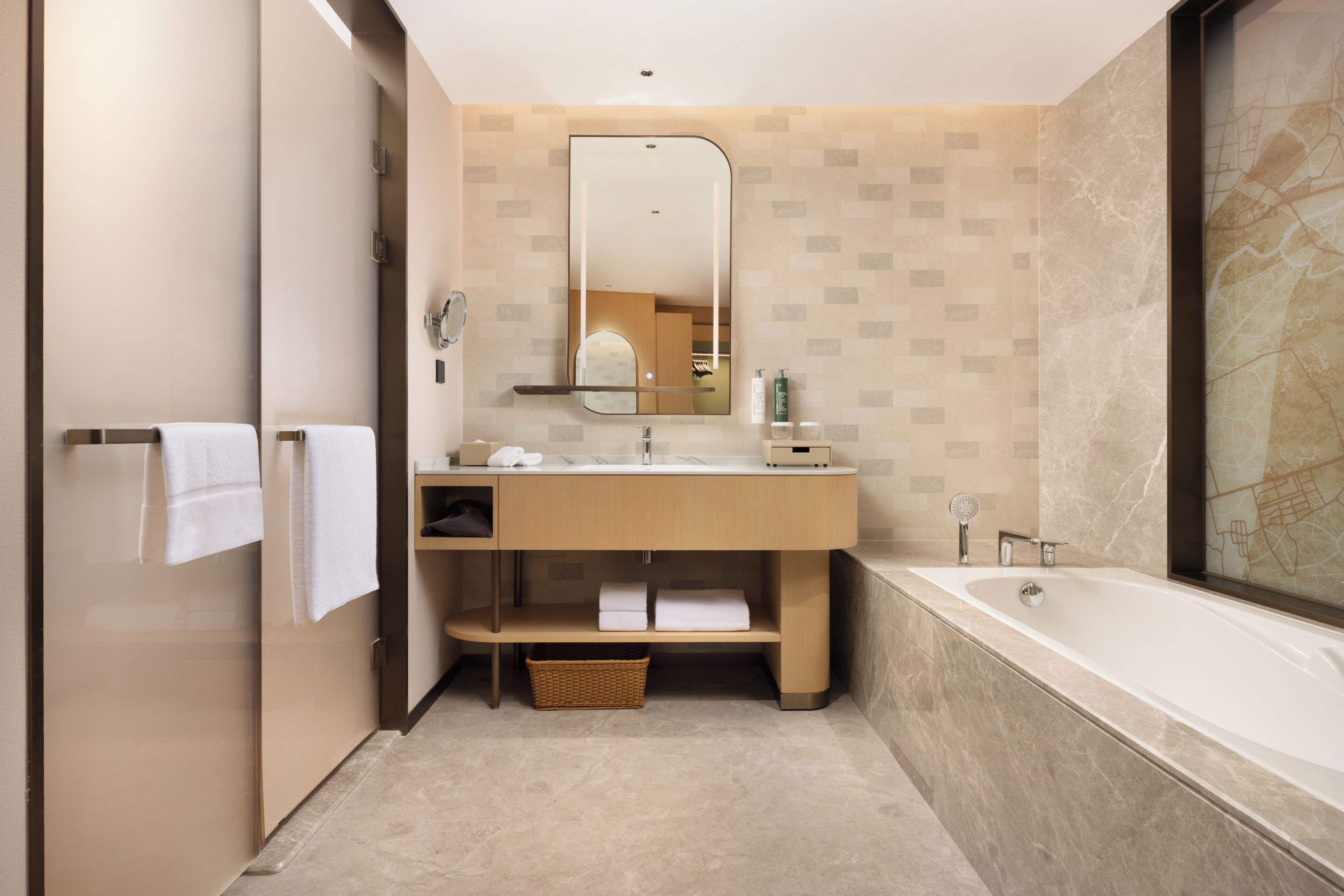 Un baño moderno con una bañera grande, un tocador con espejo y un estante en la pared.