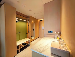 Habitación, 1 cama de matrimonio grande, accesible para personas con discapacidad | Caja fuerte, cortinas opacas, wifi gratis y ropa de cama