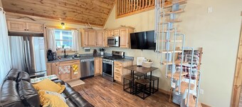 Riverfront Cabin w/Loft in Riggins - Cozy Getaway!