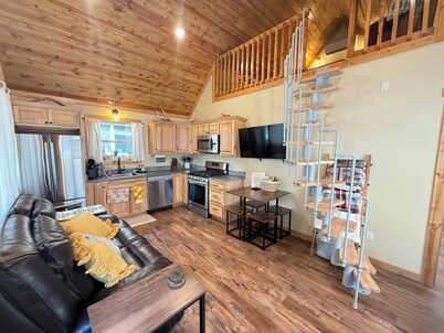 Riverfront Cabin w/Loft in Riggins - Cozy Getaway!
