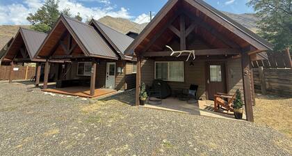 Riverfront Cabin w/Loft in Riggins - Cozy Getaway!