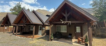 Riverfront Cabin w/Loft in Riggins - Cozy Getaway!