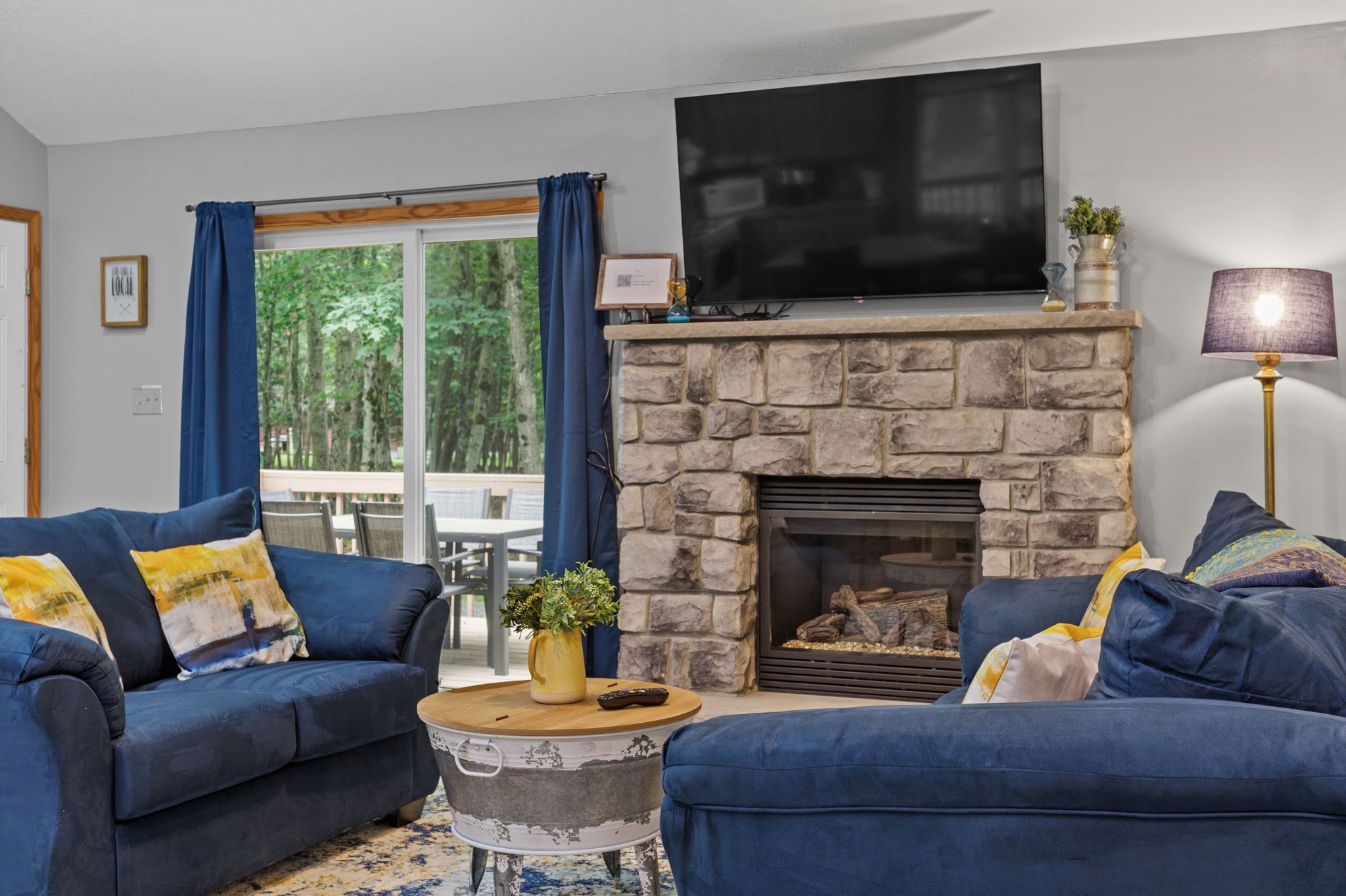 Smart-TV, Kamin, Tischfußball, Tischtennisplatte