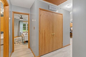 3 chambres, fer et planche à repasser, lit de bébé portatif