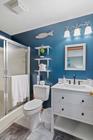 Shower, hair dryer, towels, toilet paper - Poplar Ranch - Game Room, Pet Friendly & Lake Community Summer Getaway (Albrightsville)
