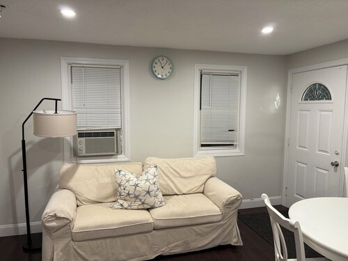 Only 20 minutes from boston/Guesthouse right off the exit , close to everything