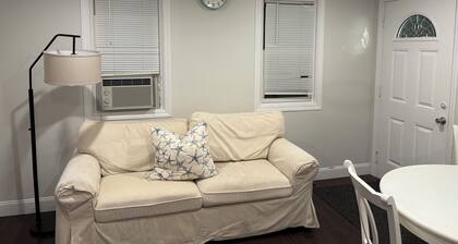 Only 20 minutes from boston/Guesthouse right off the exit , close to everything