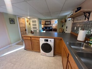 A laundry room with a washing machine, a sink, and a countertop. - Steps from University – 3BR, Sleeps 6, FirePit Backyard Concerts & GameDay (Missoula)